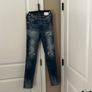Young men’s American Eagle skinny ripped jeans